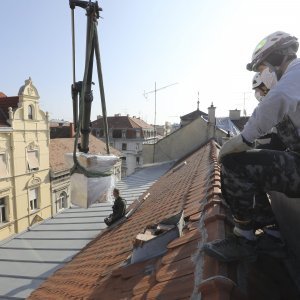 Zagreb: Volonteri saniraju uništene dimnjake na gradskim krovovima