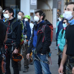 Zagreb: Alpinisti pomažu u sanaciji krovišta uništenih tijekom potresa