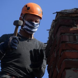 Zagreb: Alpinisti pomažu u sanaciji krovišta uništenih tijekom potresa