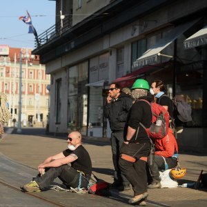 Zagreb: Alpinisti pomažu u sanaciji krovišta uništenih tijekom potresa