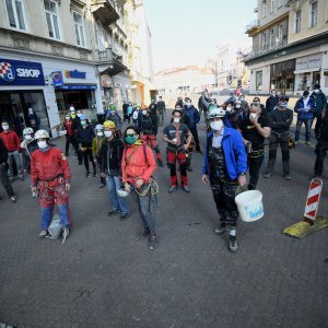 Zagreb: Alpinisti pomažu u sanaciji krovišta uništenih tijekom potresa