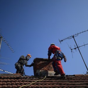 Zagreb: Alpinisti pomažu u sanaciji krovišta uništenih tijekom potresa