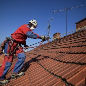 Zagreb: Alpinisti pomažu u sanaciji krovišta uništenih tijekom potresa