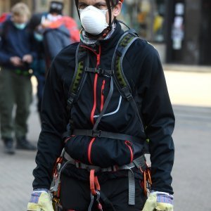 Zagreb: Alpinisti pomažu u sanaciji krovišta uništenih tijekom potresa