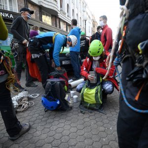 Zagreb: Alpinisti pomažu u sanaciji krovišta uništenih tijekom potresa