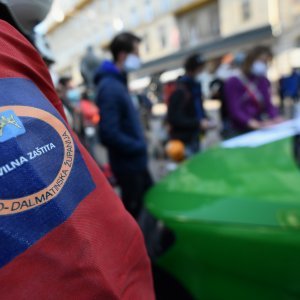 Zagreb: Alpinisti pomažu u sanaciji krovišta uništenih tijekom potresa