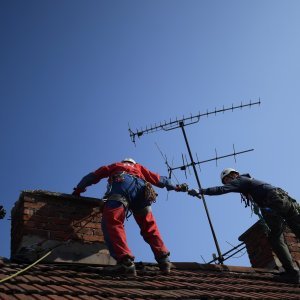 Zagreb: Alpinisti pomažu u sanaciji krovišta uništenih tijekom potresa