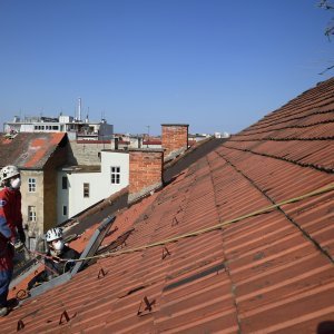 Zagreb: Alpinisti pomažu u sanaciji krovišta uništenih tijekom potresa