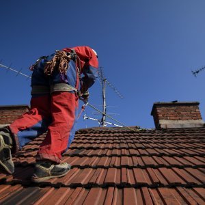 Zagreb: Alpinisti pomažu u sanaciji krovišta uništenih tijekom potresa