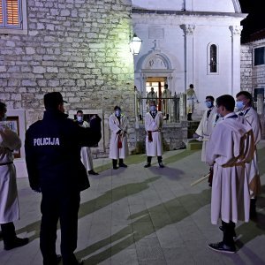 Tradicionalna procesija 'Za križen' uz stroge mjere zaštite