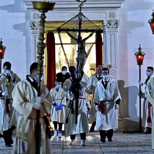 Tradicionalna procesija 'Za križen' uz stroge mjere zaštite