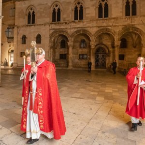 Biskup Mate Uzinić u procesiji praznim ulicama