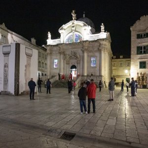 Biskup Mate Uzinić u procesiji praznim ulicama