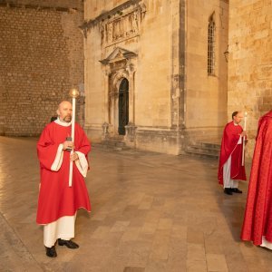 Biskup Mate Uzinić u procesiji praznim ulicama