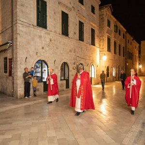 Biskup Mate Uzinić u procesiji praznim ulicama