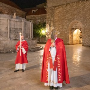 Biskup Mate Uzinić u procesiji praznim ulicama