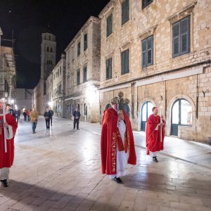 Biskup Mate Uzinić u procesiji praznim ulicama