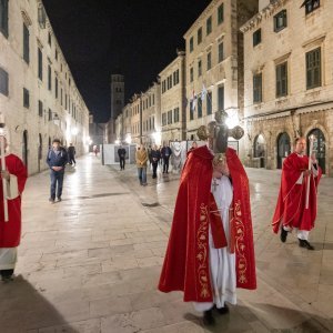 Biskup Mate Uzinić u procesiji praznim ulicama