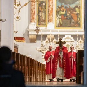 Biskup Mate Uzinić u procesiji praznim ulicama