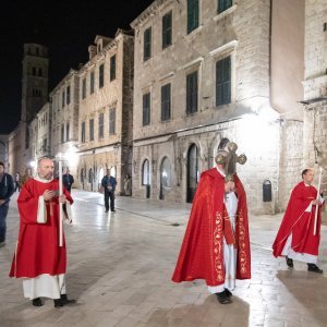 Biskup Mate Uzinić u procesiji praznim ulicama