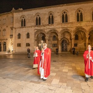 Biskup Mate Uzinić u procesiji praznim ulicama