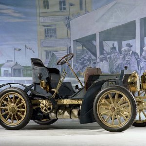 Mercedes-Simplex 40 HP iz 1903. kao dvosjed. Ovaj trkaći automobil visokih performansi iz kolekcije Mercedes-Benz Classic jedno je od najstarijih preživjelih vozila marke Mercedes