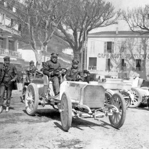 Nice Week, 25. do 29. ožujka 1901. trkaći automobil baruna Henrija de Rothschilda Mercedes 35 KS u La Turbieu nakon pobjede na brdskoj utrci Nice – La Turbie 29. ožujka 1901. Za volanom je Wilhelm Werner, koji je kasnije postao vozač njemačkog cara