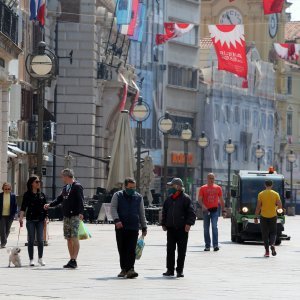 Dok trgovci pripremaju izloge za otvaranje, riječani šeću Korzom