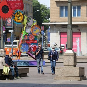 Dok trgovci pripremaju izloge za otvaranje, riječani šeću Korzom