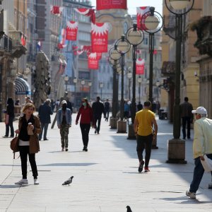 Dok trgovci pripremaju izloge za otvaranje, riječani šeću Korzom