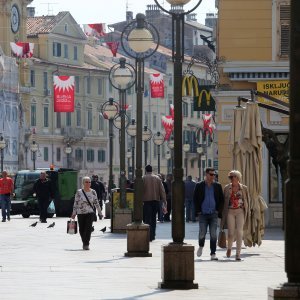 Dok trgovci pripremaju izloge za otvaranje, riječani šeću Korzom