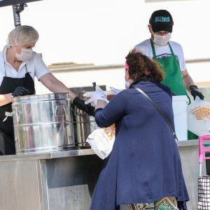 Zagreb: Gužva ispred pučke kuhinje Caritasa