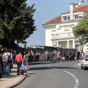 Zagreb: Gužva ispred pučke kuhinje Caritasa