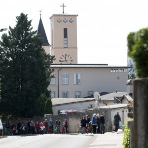 Zagreb: Gužva ispred pučke kuhinje Caritasa