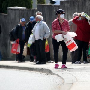 Zagreb: Gužva ispred pučke kuhinje Caritasa