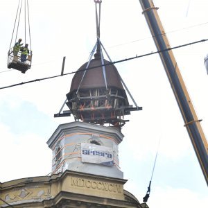 Skidanje kupole zgrade oštećene u potresima na križanju Ilice i Frankopanske