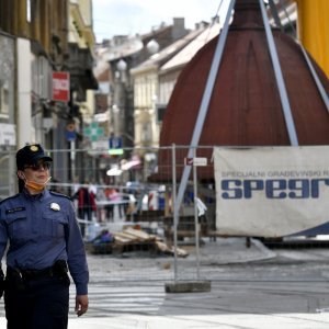 Skidanje kupole zgrade oštećene u potresima na križanju Ilice i Frankopanske