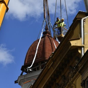 Skidanje kupole zgrade oštećene u potresima na križanju Ilice i Frankopanske