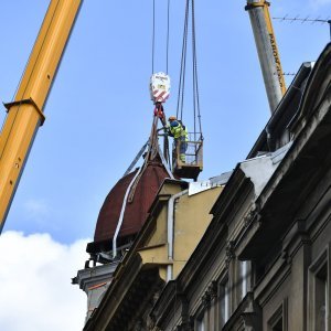 Skidanje kupole zgrade oštećene u potresima na križanju Ilice i Frankopanske