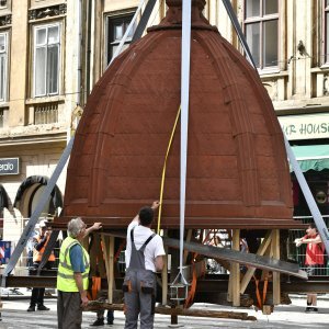 Skidanje kupole zgrade oštećene u potresima na križanju Ilice i Frankopanske