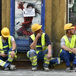 Skidanje kupole zgrade oštećene u potresima na križanju Ilice i Frankopanske