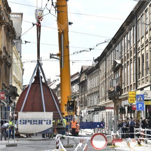 Skidanje kupole zgrade oštećene u potresima na križanju Ilice i Frankopanske