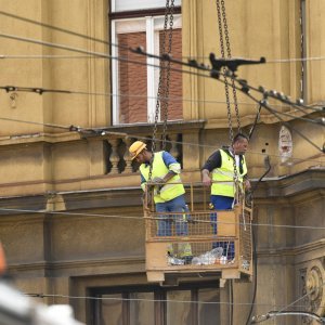 Skidanje kupole zgrade oštećene u potresima na križanju Ilice i Frankopanske