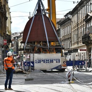 Skidanje kupole zgrade oštećene u potresima na križanju Ilice i Frankopanske