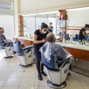 Pula: Muškarci čekaju u redu kako bi napokon dotjerali svoje frizure