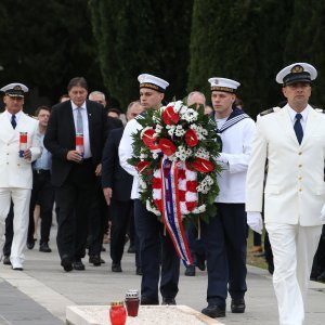 Na groblju Lovrinac u Splitu položeni vijenci i upaljene svijeće povodom Dana državnosti