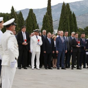 Na groblju Lovrinac u Splitu položeni vijenci i upaljene svijeće povodom Dana državnosti