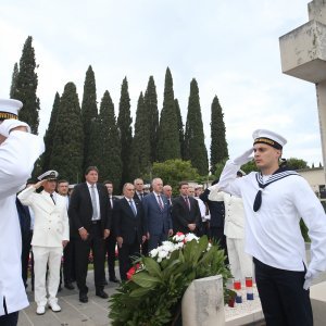 Na groblju Lovrinac u Splitu položeni vijenci i upaljene svijeće povodom Dana državnosti