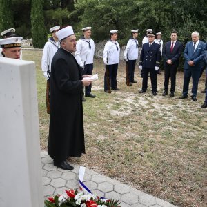 Na groblju Lovrinac u Splitu položeni vijenci i upaljene svijeće povodom Dana državnosti