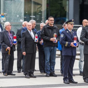 Osijek: Položeni vijenci povodom Dana državnosti kod spomenika Franji Tuđmanu